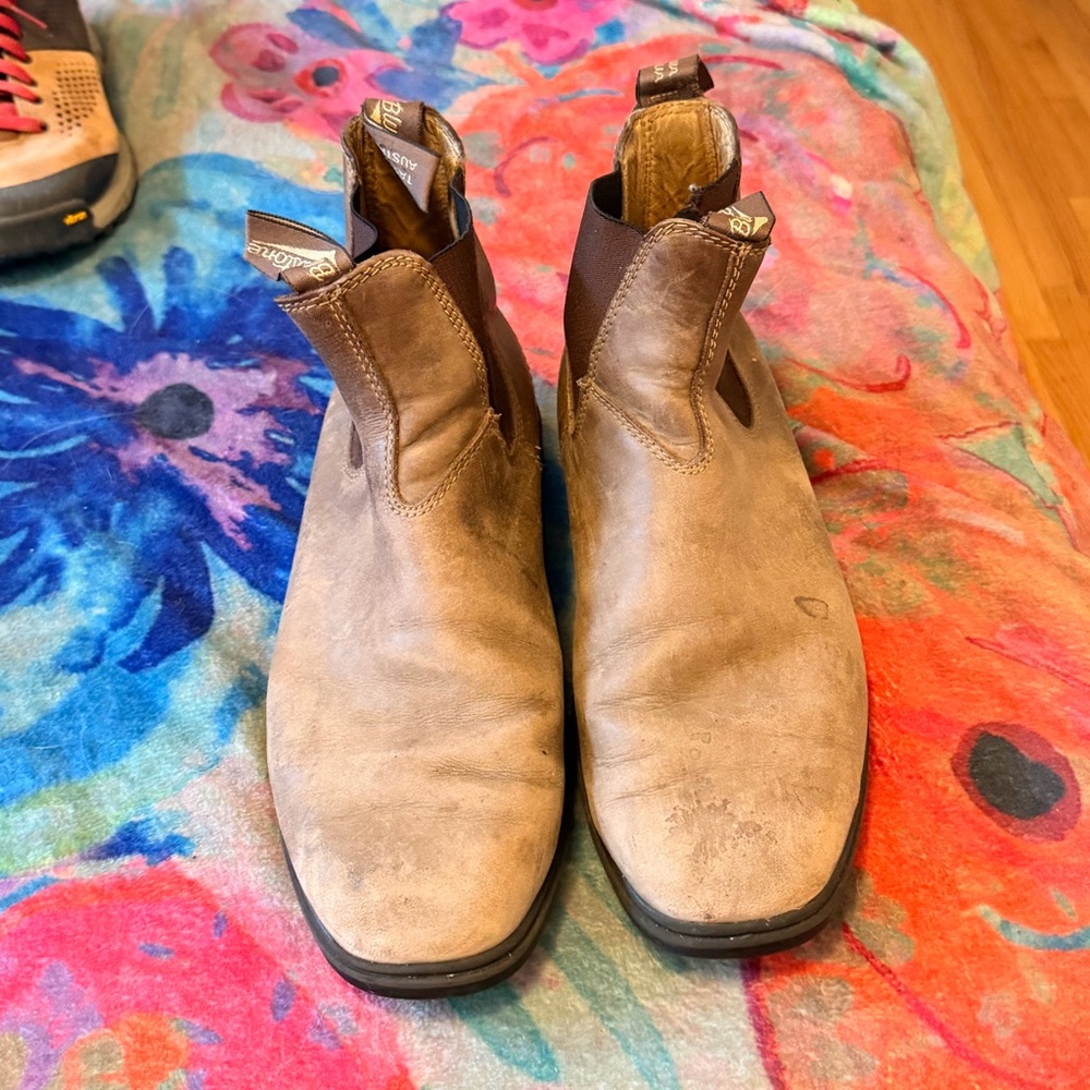 Blundstone chisel toe boots